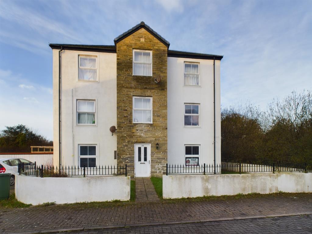 Lot: 87 - GROUND FLOOR LEASEHOLD FLAT - Exterior view of block